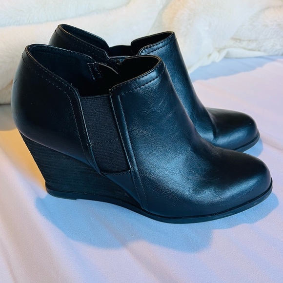 Dr. Scholl's Black Wedge Ankle Booties 7 - Picture 4 of 11